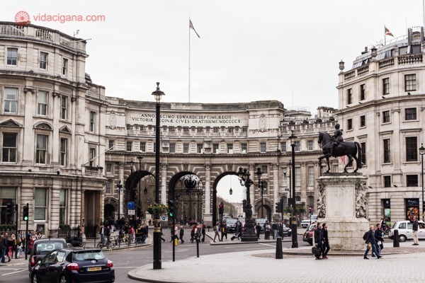 Onde ficar em Londres: Uma rotatória na frente do grande portão que dá no Palácio de Buckingham