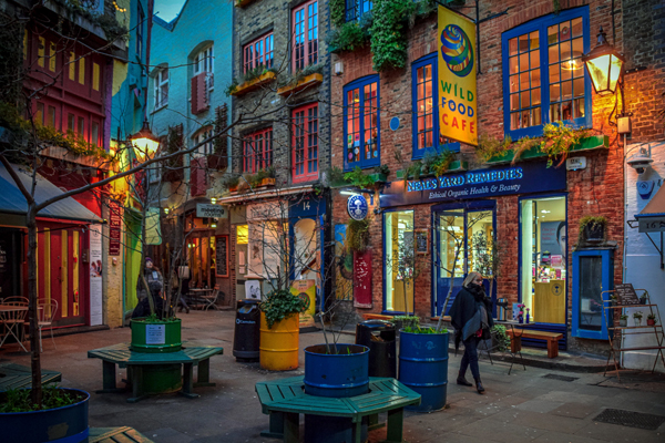 Um beco em Covent Garden cheio de casas coloridas