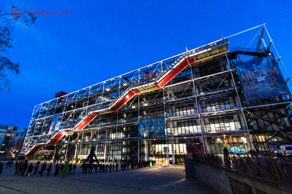 A arquitetura contemporânea do Centro Pompidou, em ferro, tubos coloridos, etc