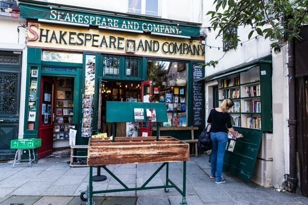 A livraria Shakespeare and Company, com sua fachada verde e amarela, cheia de livros