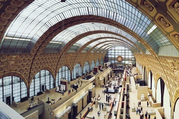 O interior do Museu d'Orsay, com seu vão em arcos dourados