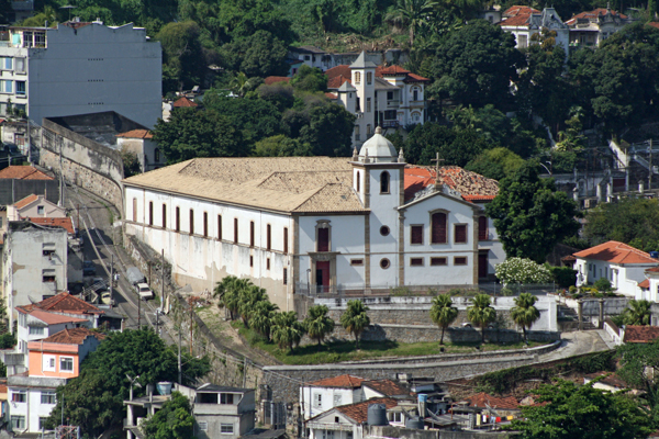 O Convento e Igreja de Santa Teresa vista do alto, com paredes brancas e telhado ocre