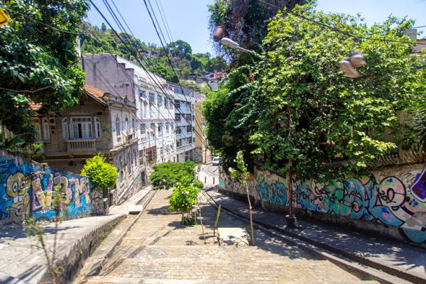 Uma das ruas descendo o bairro de Santa Teresa, com seu casario colorido e muros pixados