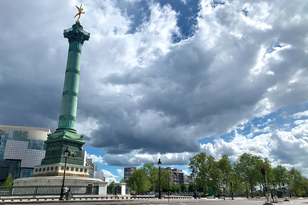 A Praça da Bastilha com seu totem altíssimo, num dia de céu azul
