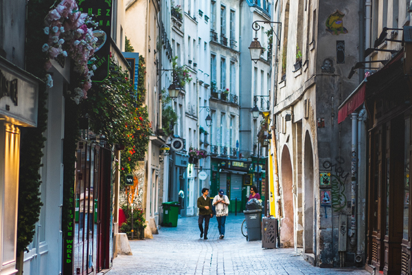 O bairro de Le Marais, com seus prédios estilosos, coloridos e bem parisienses
