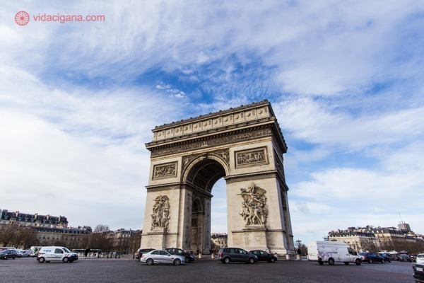 O Arco do Triunfo na Avenida Champs Elysees