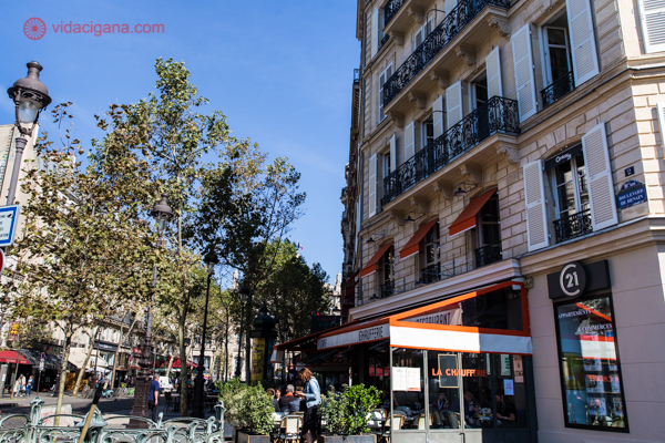 No Canal Saint Martin ficam prédios charmosos, com inúmeros restaurantes sofisticados em seus arredores. é uma de nossas regiões preferidas quando precisamos escolher onde ficar em Paris.