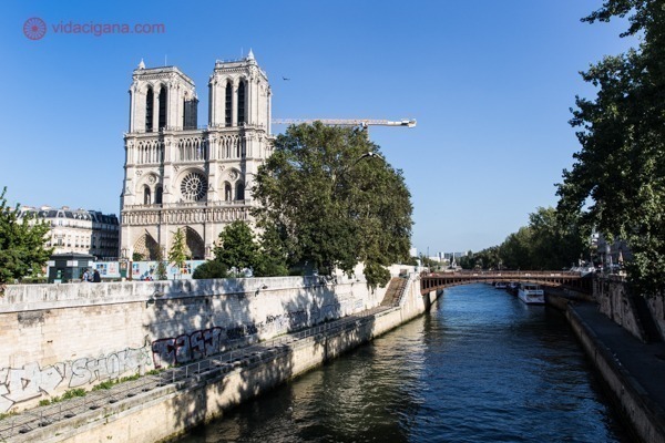 Onde ficar em Paris: A Catedral de Notre Dame ao fundo em reparos com o Rio Sena passando ao lado