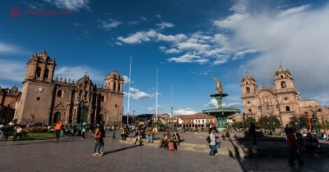 O que fazer em Cusco: a Plaza de Armas com suas 2 enormes igrejas e sua fonte no meio. Um dia lindo, de céu azul