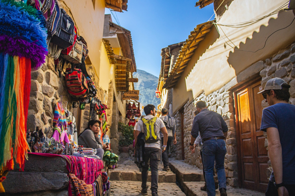 As ruas estreitas do Bairro de San Blas, com barraquinhas vendendo artesanato