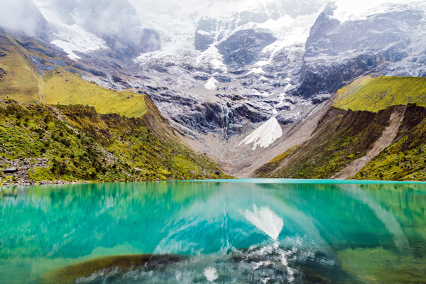 A linda Lagoa Humantay, de cor de esmeralda, entre montanhas nevadas