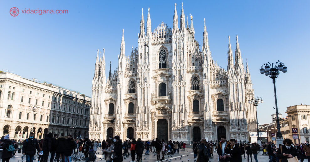 O que fazer em Milão: a Praça do Duomo, com o Duomo di Milano ao fundo, num dia de céu azul