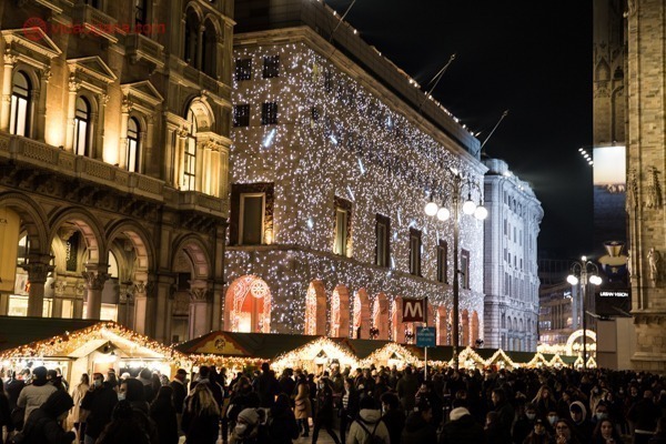 O que fazer em Milão: as ruas em volta do Duomo cheia de barracas de Natal