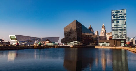 Onde ficar em Liverpool: o Albert Dock, com o Museum of Liverpool ao fundo, num dia de céu azul