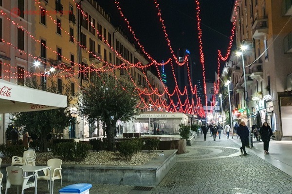 Onde ficar em Milão: a Corso Como, em frente a Porta Garibaldi, durante a noite