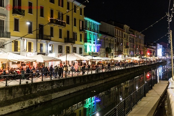 O bairro de Navigli à noite, cheio de restaurantes e bares nas margens do canal