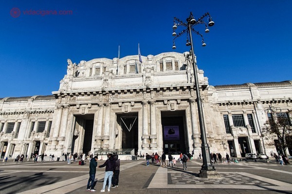 A Estação Central de Milão, em italiano, Milano Centrale, num lindo dia de sol