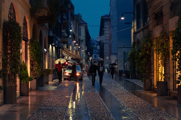 Uma rua de Brera numa noite chuvosa