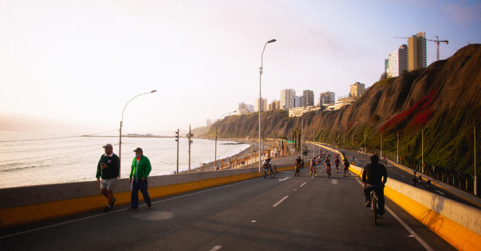 Onde ficar em Lima: uma auto estrada em Lima a beira mar fechada para pedestres e ciclistas.