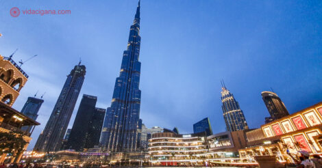 O que fazer em Dubai: O Burj Khalifa sendo visto da fonte do Dubai Mall no começo da noite.
