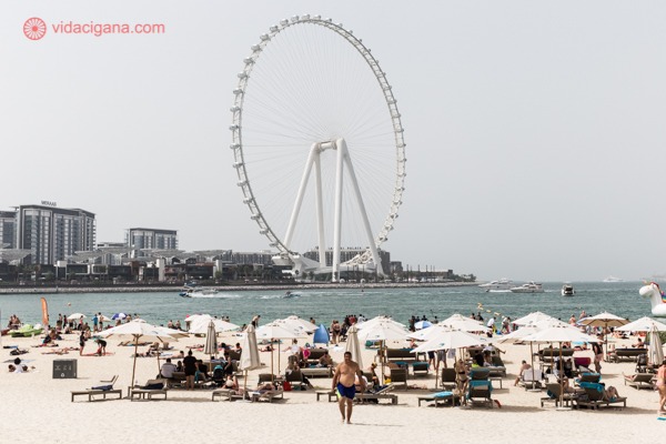 A roda gifante Ain Dubai vista de uma praia em Dubai Marina
