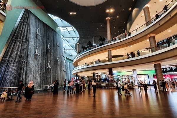 O interior do Dubai Mall, com suas cachoeiras artificiais