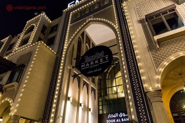 O lado externo do Souk Al Bahar, com o logo do TimeOut Market na fachada