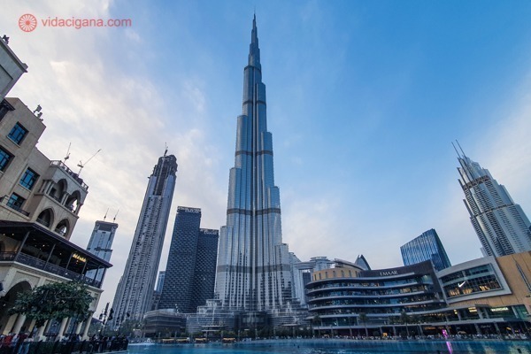O Burj Khalifa visto da fonte onde tem o show de luzes no Dubai Mall, no final da tarde