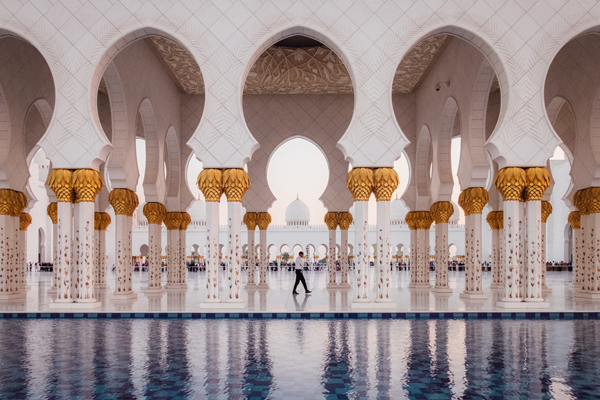 A Mesquita Sheik Zayed, toda branca com colnas douradas, muito linda