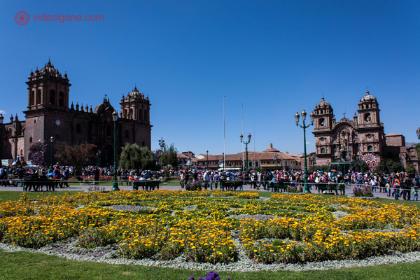 A Praça de Armas com suas 2 igrejas imensas com um jardim de flores amarelas em sua frente