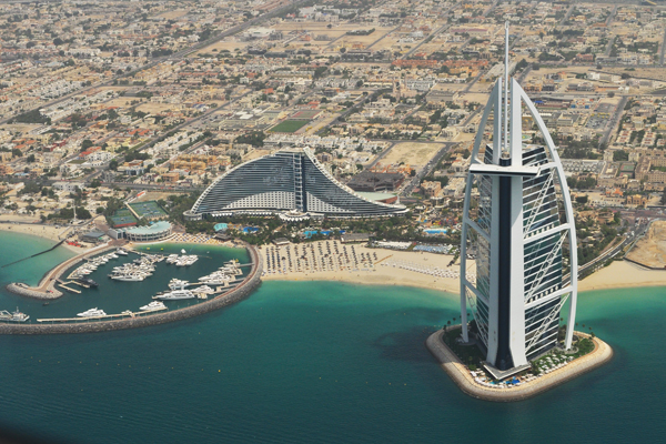 O Hotel Burj Al Arab visto do helicóptero, em formato de vela de barco