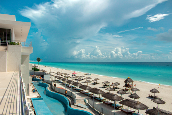 A vista de uma das praias de Cancun direto de um quarto de hotel