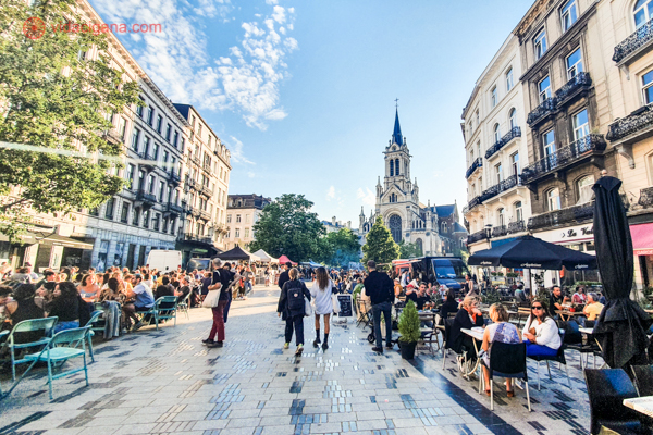 A Parv. de Saint-Gilles, uma rua pedestre cheia de bares e restaurantes