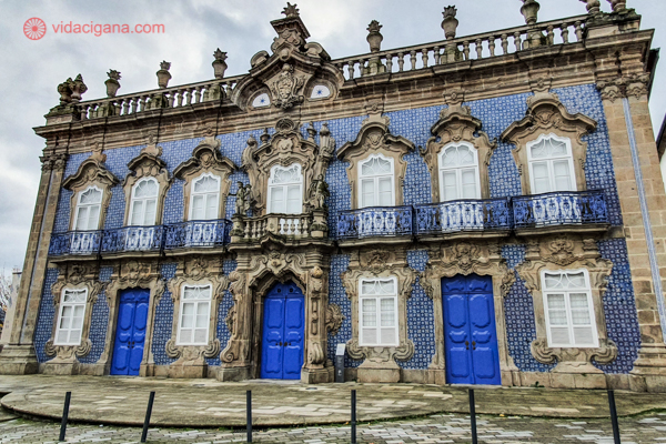 O lindo Palácio do Raio, com a fachada repleta de azulejos azuis