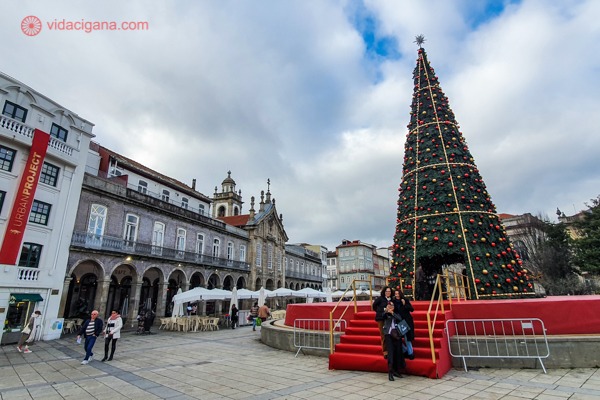 O que fazer em Braga: A árvore de Natal montada em frente a Igreja da Lapa