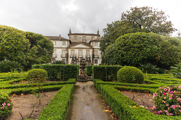 O Museu e Convento dos Biscainhos, cercado de um exuberante jardim verde