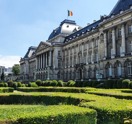 O que fazer em Bruxelas: o Palácio Real e seus lindos gramados durante o verão