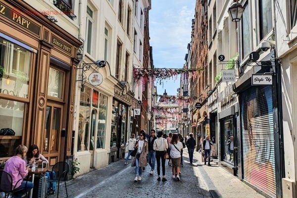 O que fazer em Bruxelas: Ruelas estreitas e charmosas em suas ruas cheias de pessoas