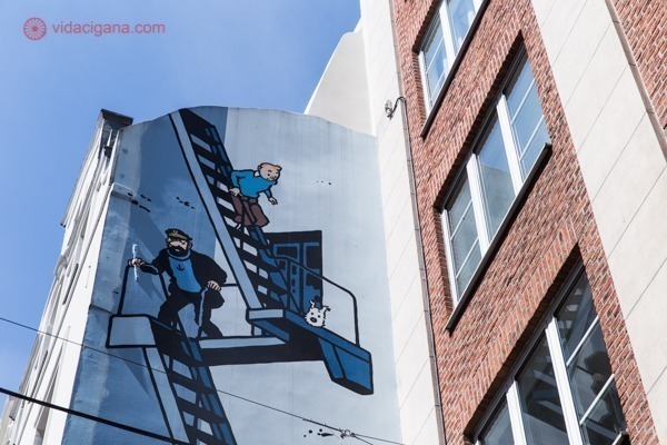 Um mural do Tintin ao lado da loja La Boutique Tintin