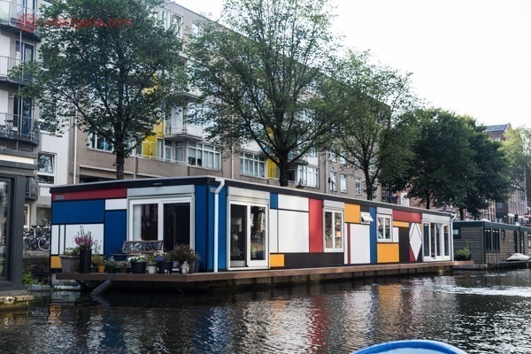 Uma casa barco em Amsterdã com as cores de Mondrian