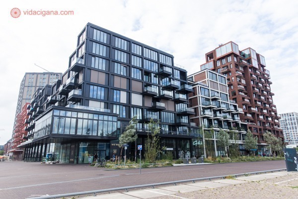 Prédios bem modernos no bairro industrial de Amsterdam Noord