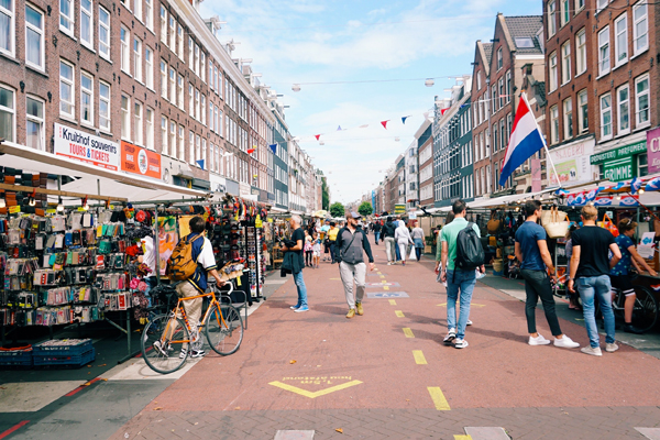 Uma feira de rua em De Pijp, um dos bairros mais descolados de Amsterdã