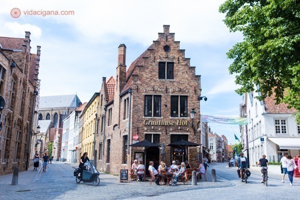 Onde ficar em Bruges: Um prédio numa bifurcação, da Idade Média, com um restaurante no seu piso térreo