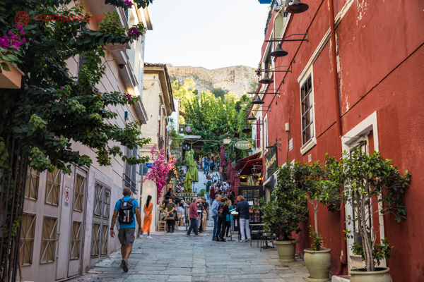 Onde ficar em Atenas: o bairro de Plaka com suas escadarias em direção à Acrópole