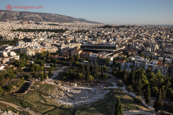 Onde ficar em Atenas: O Teatro de Dionísio em primeiro plano, com toda a cidade de Atenas até o mar ao fundo.