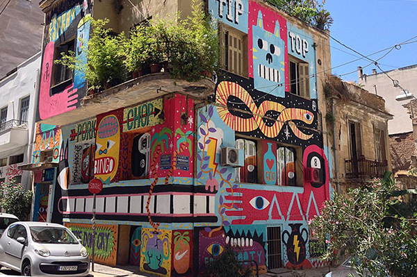 Um prédio repleto de arte urbana colorida