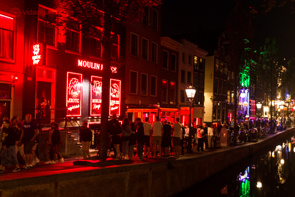 O distrito da luz vermelha, com suas luzes vermelhas iluminando a rua e o canal