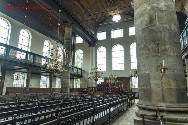 O interior da Sinagoga Portuguesa, a mais importante de Amsterdam