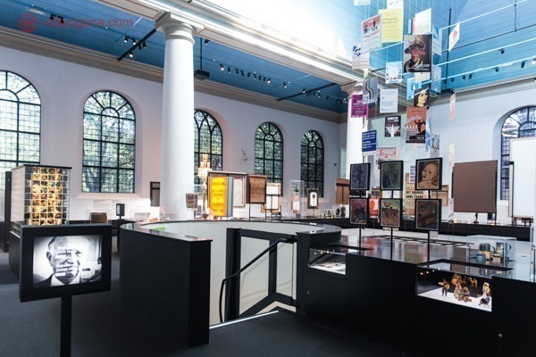O interior do Museu Judaico, cheio de documentos e explicações históricas sobre os judeus holandeses