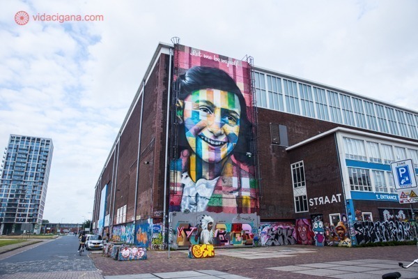 O mural de Anne Frank feito pelo Kobra, no bairro de Amsterdam Noord